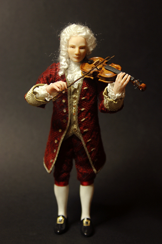 CDHM Artisan Elisa Fenoglio, IGMA Artisan 1:12 hand sculpts and uses porcelain to create dollhouse miniature dolls in 1:12 scale, including fairies, mermaids, victorian, italian composers, baroque styles in 1:12 dolls house mini scale