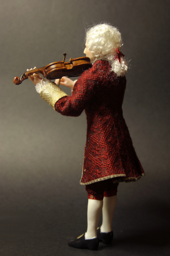 CDHM Artisan Elisa Fenoglio, IGMA Artisan 1:12 hand sculpts and uses porcelain to create dollhouse miniature dolls in 1:12 scale, including fairies, mermaids, victorian, italian composers, baroque styles in 1:12 dolls house mini scale