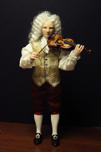 CDHM Artisan Elisa Fenoglio, IGMA Artisan 1:12 hand sculpts and uses porcelain to create dollhouse miniature dolls in 1:12 scale, including fairies, mermaids, victorian, Italian composers, baroque styles in 1:12 dolls house mini scale