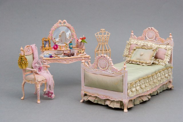 1:12 scale dollhouse miniature shabby chic styled bedroom suite by CDHM Artisan Alice Gegers of Minis-4-All