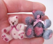 CDHM Miniature Forum member Nathalie Mori, nickname nounours made these 1:12 scale needlefelted bears