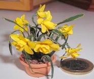 CDHM Miniature Forum member Elly made 1:12 scale narcissi flowers for the dollhouse