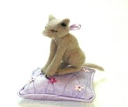 CDHM Miniature Forum member julietk created this tiny needlefelted cat.