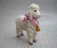 CDHM forum member maryheartline3 created this tiny lamb in 1:12 scale