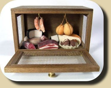 The Miniature Way, Special Feature on dollhouse miniature about the tudor style by CDHM Forum member Margaret Cassidy, IGMA Artisan