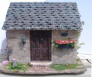 CDHM Artisan Tracy Topps of Minis on the edge creates 1:12, 1:24 scale dollhouses