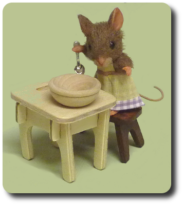 CDHM Artisan Kristy Taylor creating dollhouse miniatures animals in 1:12 scale