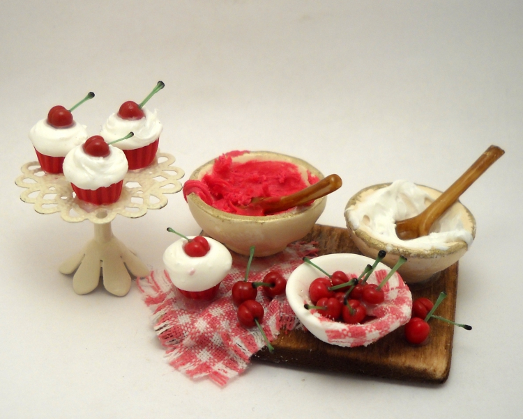 CDHM Gallery of Loredana Tonetti of Lory's Tiny Creations makes 1:12 dollhouse miniature whimsical foods, tea pots, fairy furniture and dollhouse foods