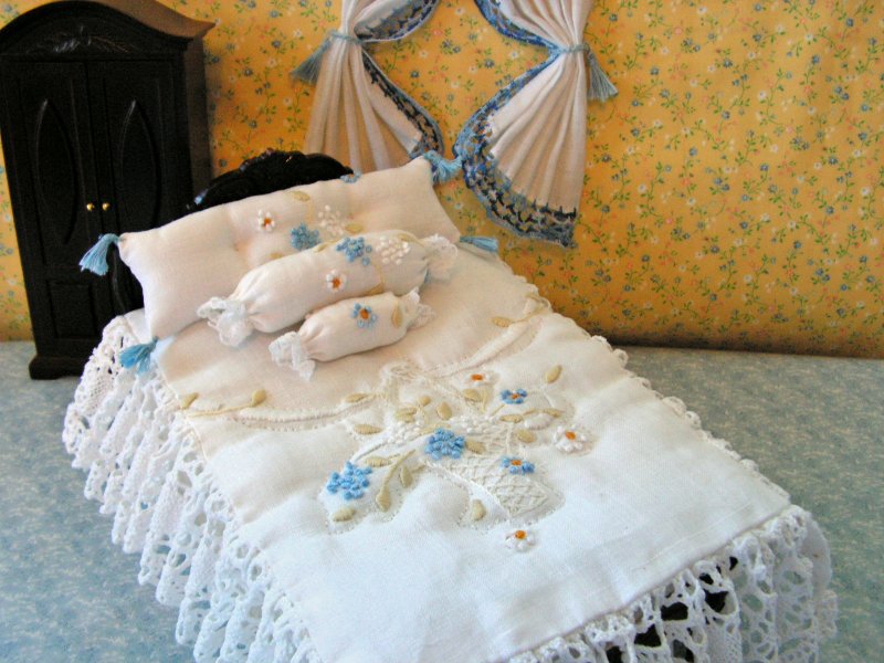 CDHM Artisan Rose-ellen Horan stitching 1:12 bedspreads, afghans, drapes, curtains, pillows, all things linen for the dollhouse miniature collector