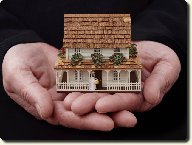 CDHM artisan Karin Caspar of KC Designs, 144 scale dolls house, haunted dollhouse miniatures