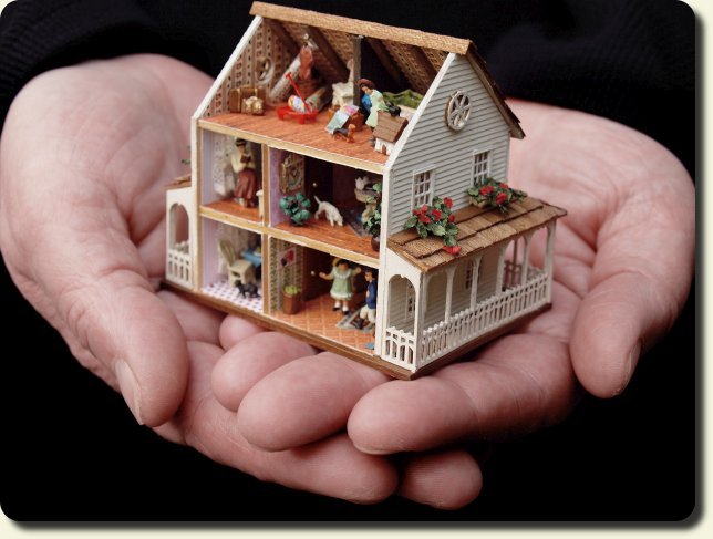 CDHM artisan Karin Caspar of KC Designs, 144 scale dolls house, haunted dollhouse miniatures