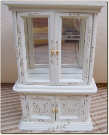 CDHM artisans Valbuena Miniaturas, miniature hand painted dollhouse furniture