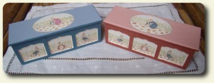 CDHM artisans Valbuena Miniaturas, miniature hand painted dollhouse furniture