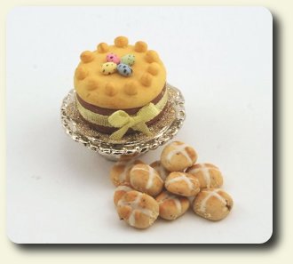 CDHM artisan and IGMA Fellow Linda Cummings of Lins Minis created a simnel cake for Easter in dolls house scale