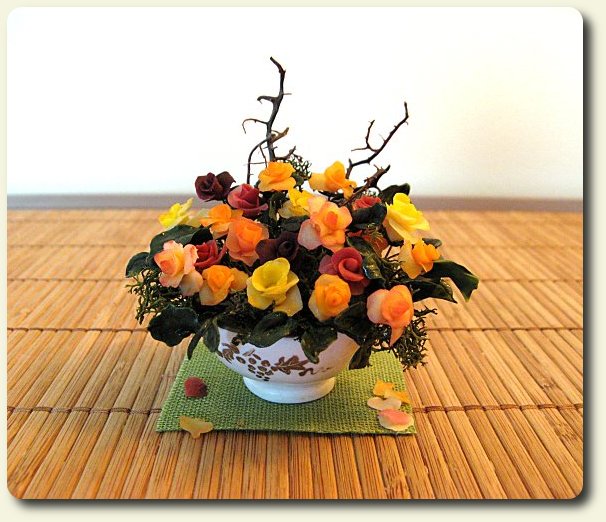 CDHM artisan Gosia Suchodolska 1/12 flower arrangement