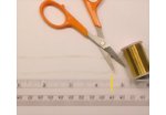 Measuring and cutting wire for the feet of the conure parrot